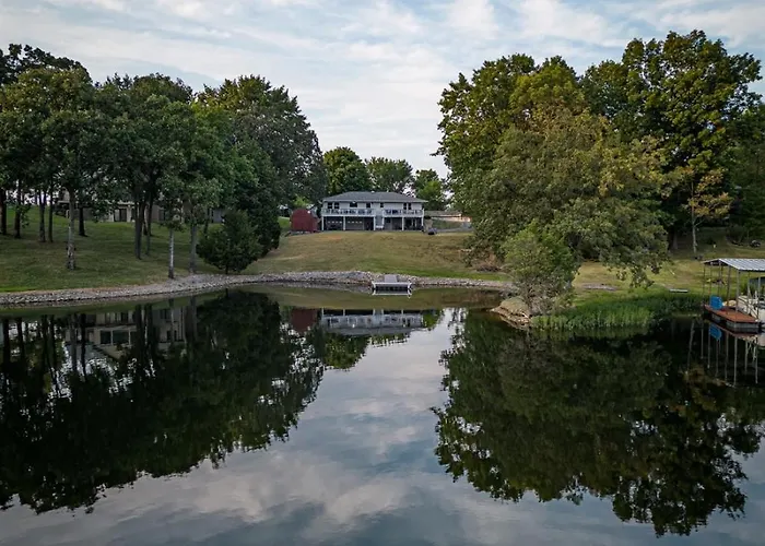 Classic Lakeside Vacation Sleeps 9 *