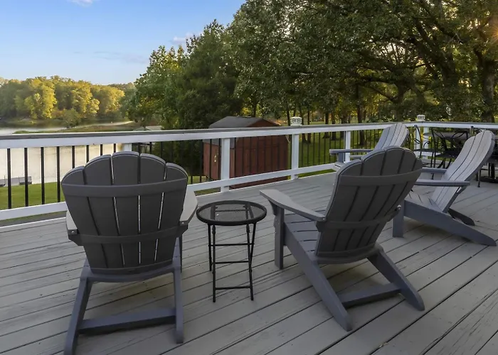 Classic Lakeside Vacation Sleeps 9 Holiday home Marion