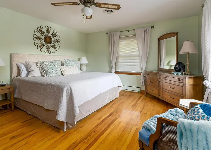 Classic Lakeside Vacation Sleeps 9 Marion