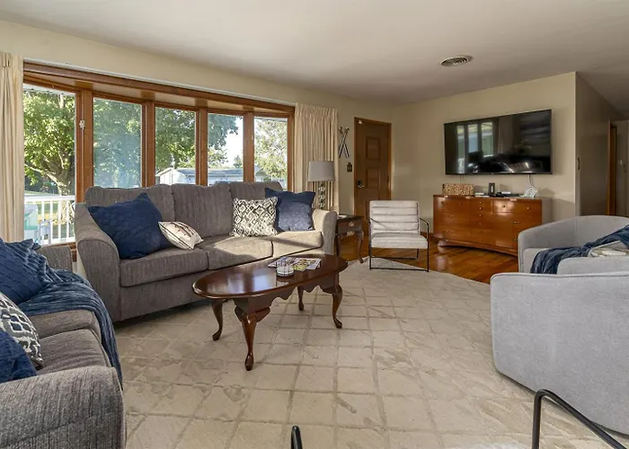 Classic Lakeside Vacation Sleeps 9 Holiday home *