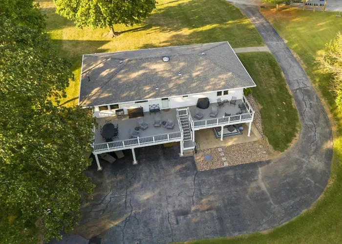 Classic Lakeside Vacation Sleeps 9 *