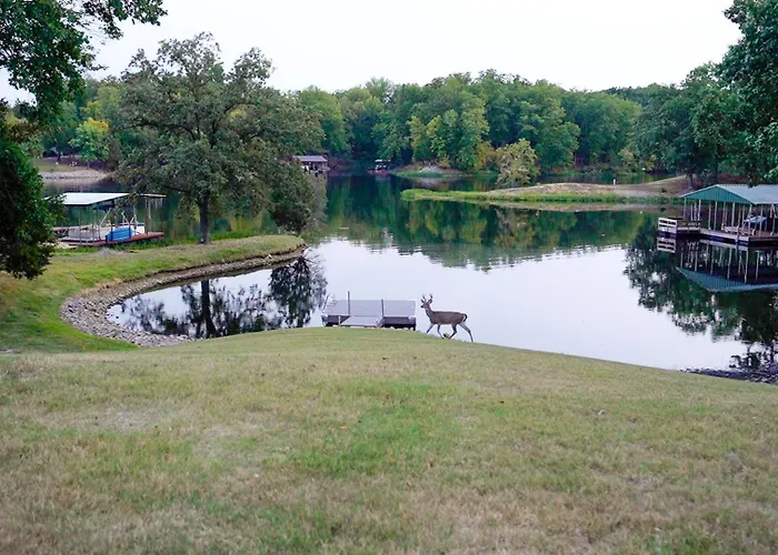 Classic Lakeside Vacation Sleeps 9 Holiday home Marion