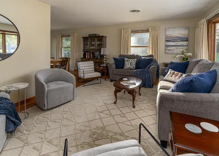 Classic Lakeside Vacation Sleeps 9 Holiday home *
