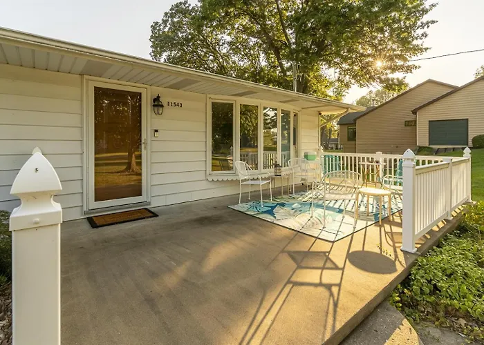 Classic Lakeside Vacation Sleeps 9 Marion