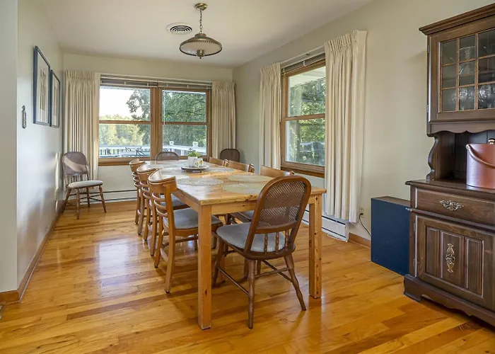Classic Lakeside Vacation Sleeps 9 Holiday home Marion
