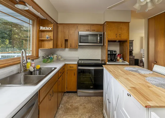 Classic Lakeside Vacation Sleeps 9 Holiday home Marion