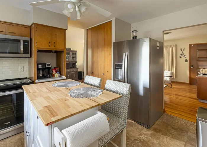Classic Lakeside Vacation Sleeps 9 * Marion