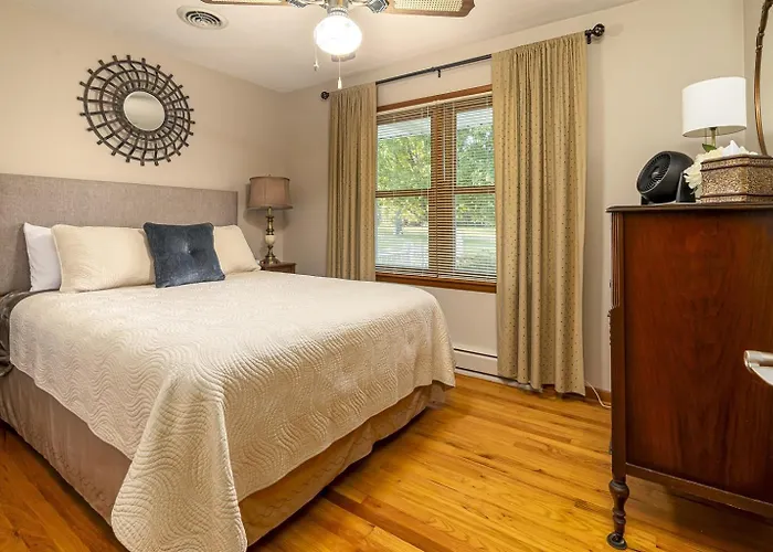 Classic Lakeside Vacation Sleeps 9 Marion