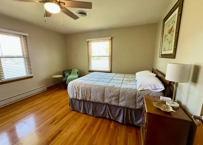 Classic Lakeside Vacation Sleeps 9 Holiday home *