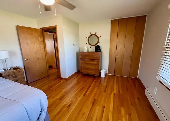 Classic Lakeside Vacation Sleeps 9 Holiday home