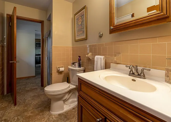 Classic Lakeside Vacation Sleeps 9 Marion