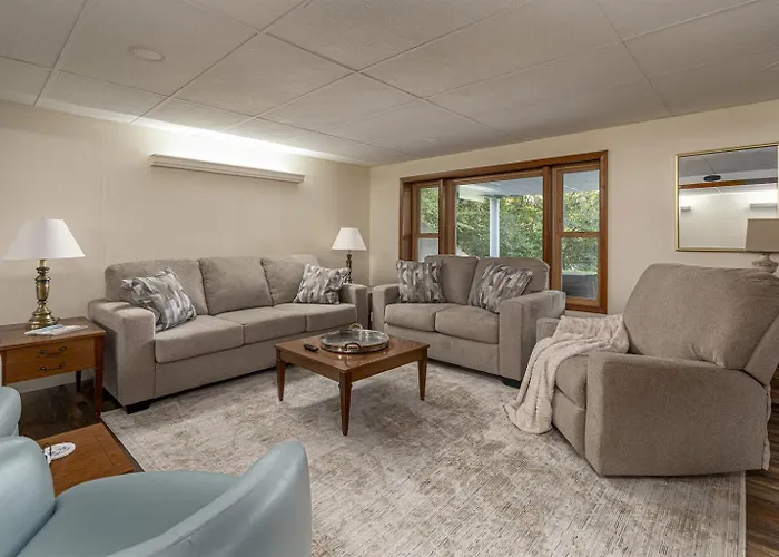 Classic Lakeside Vacation Sleeps 9 Holiday home *