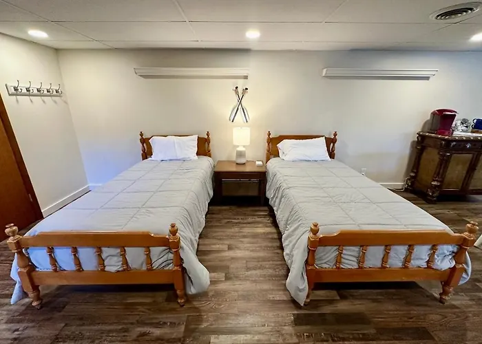 Classic Lakeside Vacation Sleeps 9 Holiday home