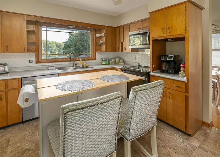 Classic Lakeside Vacation Sleeps 9 Holiday home Marion