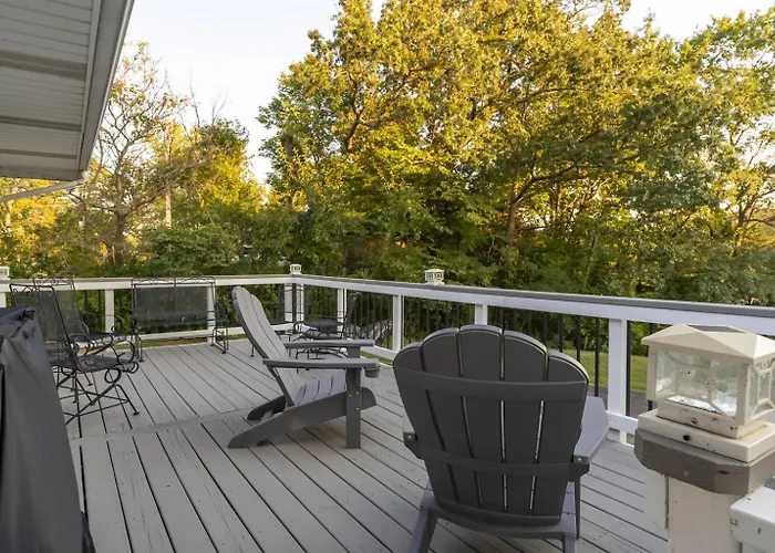 Classic Lakeside Vacation Sleeps 9 *