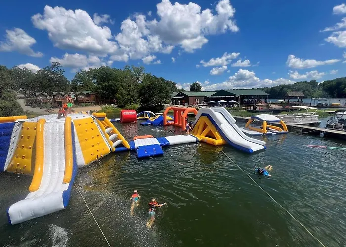 Classic Lakeside Vacation Sleeps 9