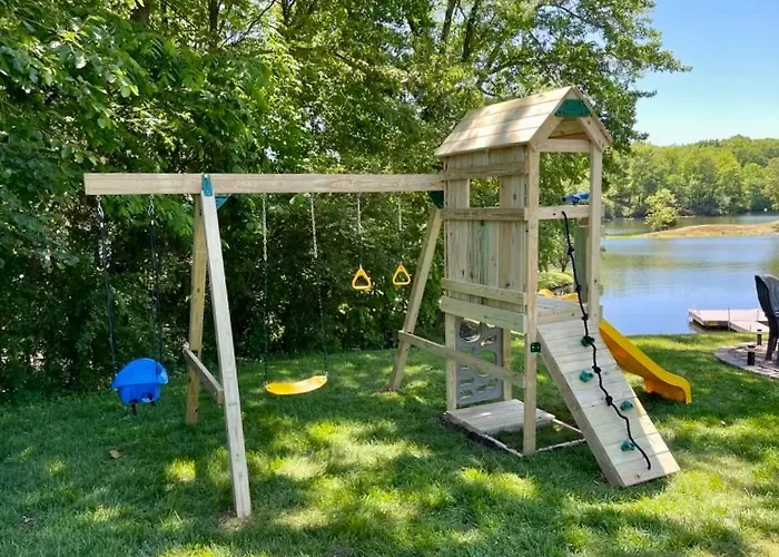 Classic Lakeside Vacation Sleeps 9 *