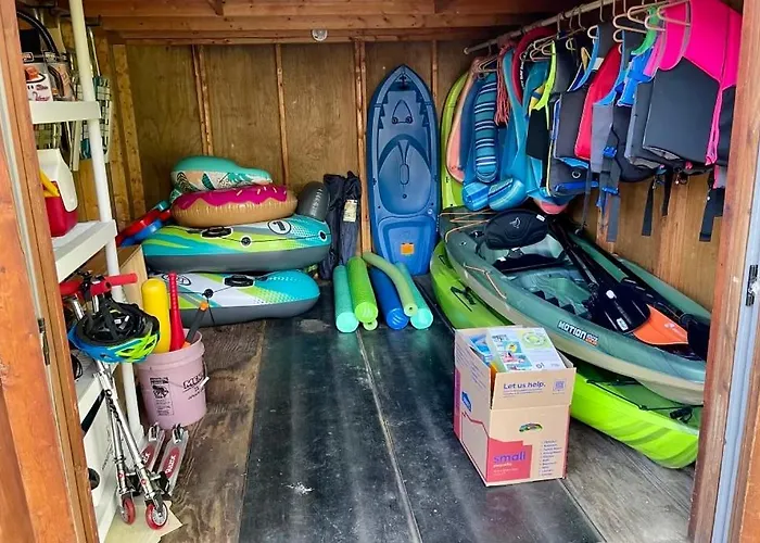 Classic Lakeside Vacation Sleeps 9 * Marion